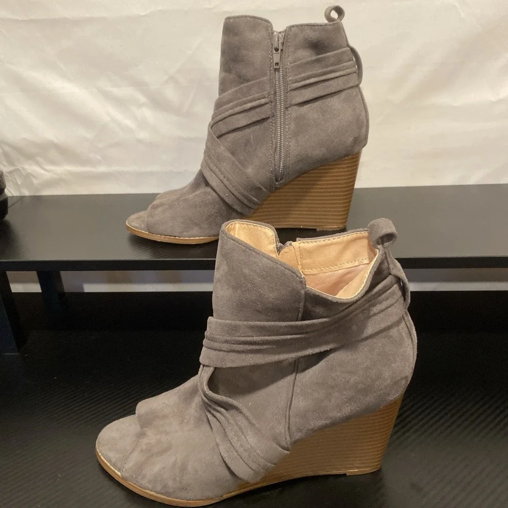 Journee Collection Womens‎ Shoes Size 8.5 Sabeena Grey Wedge Ankle Boots